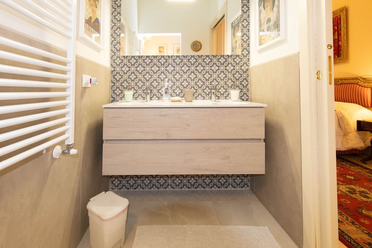 Bathroom with contemporary finishes