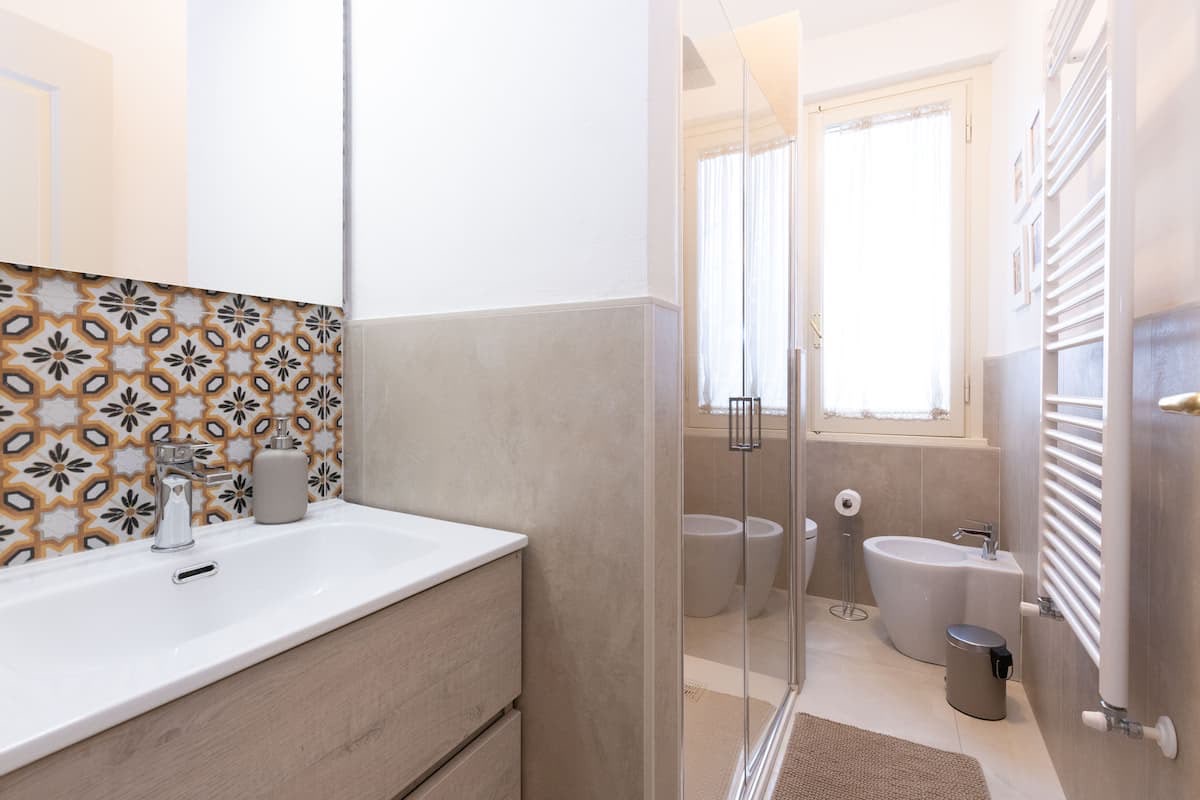 Contemporary bathroom shower